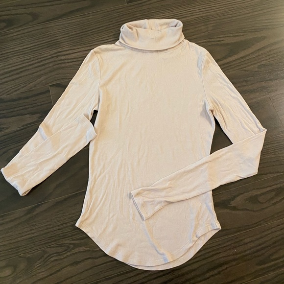 Long sleeve turtle neck shirt - Picture 2 of 5